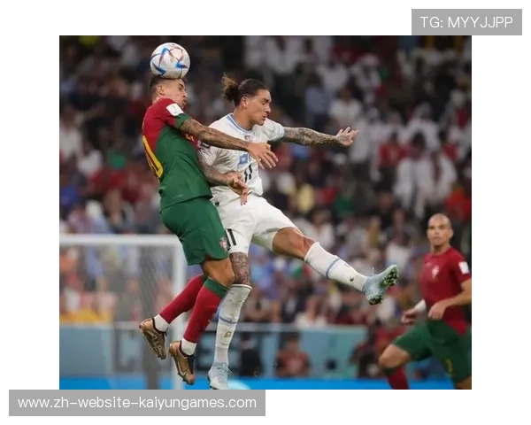 中场拦截后直塞形成一对一单刀机会，足球比赛中的致命时刻